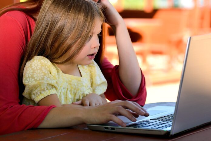 Kinougarde ou Yoopala, quel est le meilleur site pour trouver une nounou