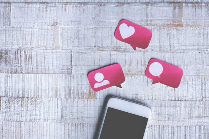 Instagram vs TikTok Pourquoi ces deux réseaux sociaux se font la guerre