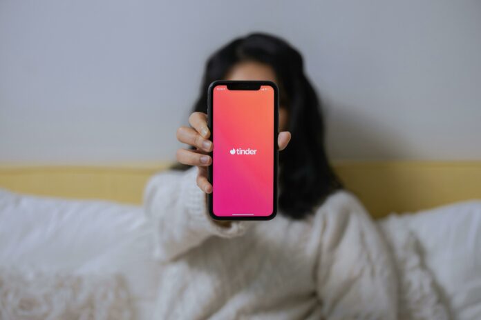 Du site de rencontres à la révolution des médias sociaux L'histoire de Tinder